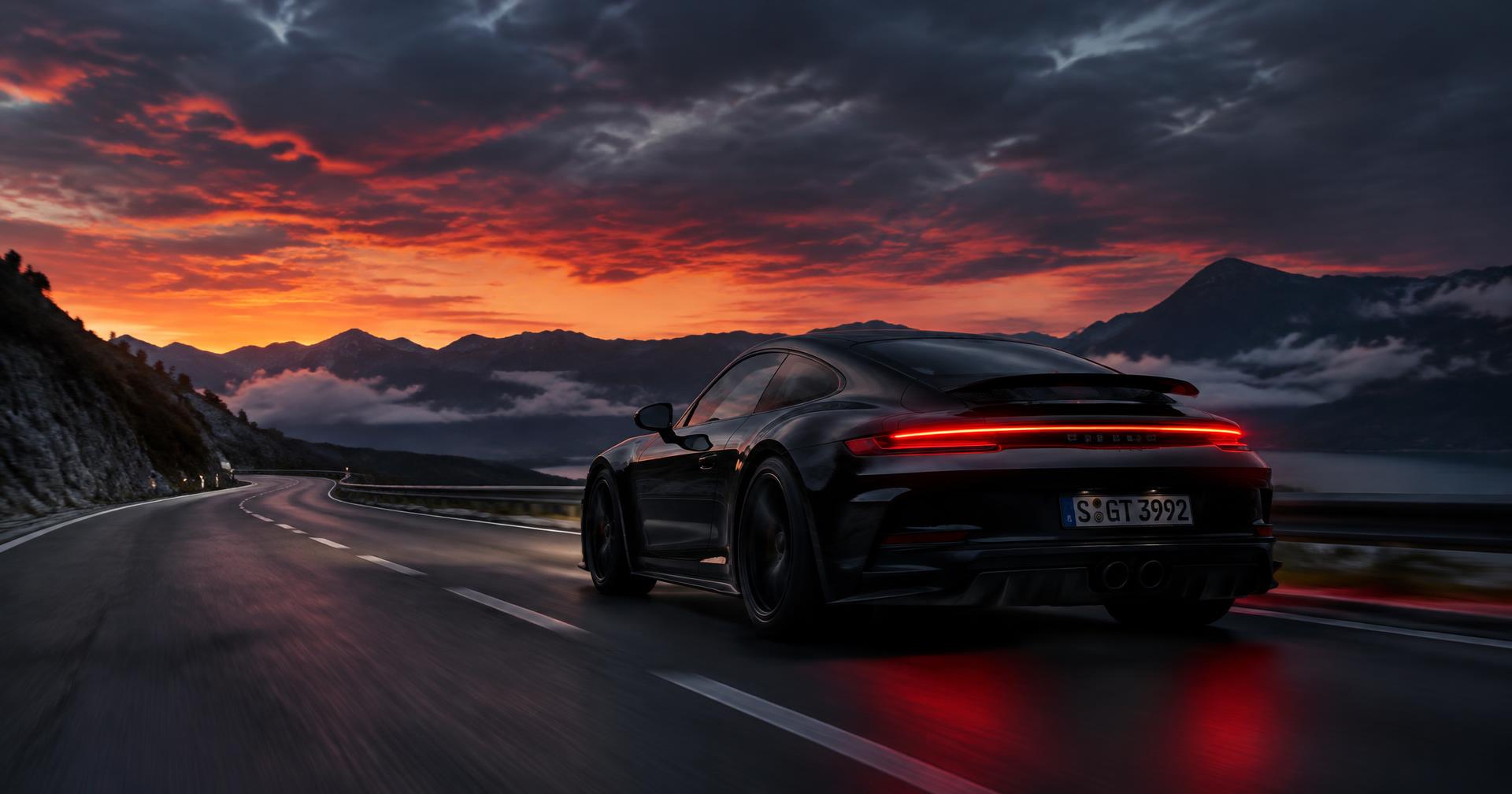 Voiture de sport sur une route de montagne au coucher du soleil